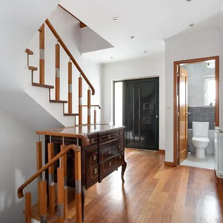別荘 Altido Stunning 4-br House With Private Yard In *