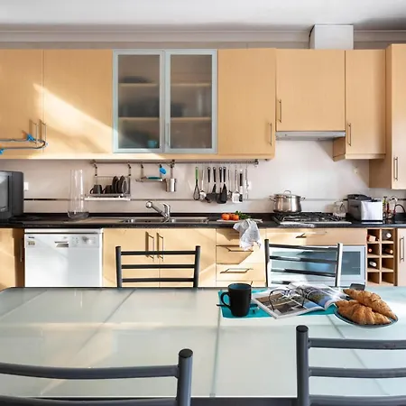 Altido Stunning 4-br House With Private Yard In 別荘 *
