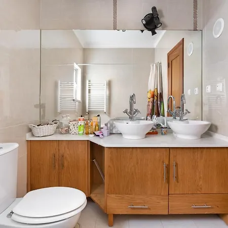 Altido Stunning 4-br House With Private Yard In 別荘 *