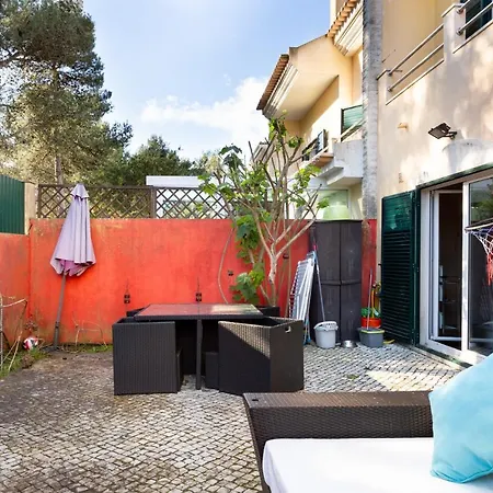 Altido Stunning 4-br House With Private Yard In エストリル