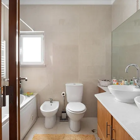 Altido Stunning 4-br House With Private Yard In 別荘 エストリル