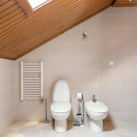 Altido Stunning 4-br House With Private Yard In