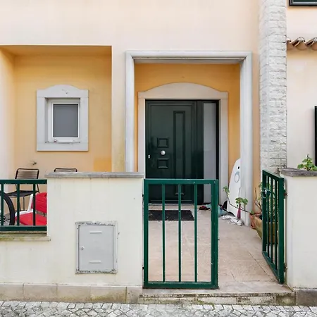 Altido Stunning 4-br House With Private Yard In * エストリル